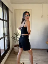 Short negro de tiro alto con bolsillos laterales y cintura elástica.