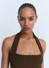 Vestido midi marrón de corte recto con escote halter y tirantes anchos.