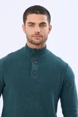 Buzo tejido color beige con textura, cuello alto con botones y manga larga.