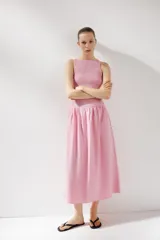 Vestido midi de cuello redondo y sisa, con estampado de cuadros vichy en color rojo y blanco. Tejido elástico tipo nido de abeja.