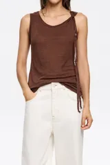 Musculosa marrón con breteles finos y detalle de lazo en el hombro.