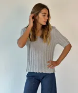 Top de lurex color naranja, con cuello en V y mangas cortas.