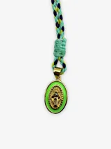 Collar de hilo trenzado en tonos azul, blanco, rosa y morado, con dije ovalado de la Virgen María esmaltado en azul y dorado.