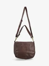 Cartera bandolera de cuero color marrón oscuro con solapa tramada y asa regulable.