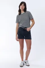 Short de jean negro con tiro alto, corte recto y ruedo desflecado.