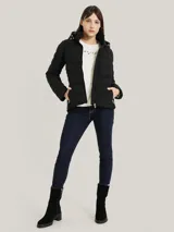 Campera acolchada negra con cierre de cremallera, cuello alto con capucha, mangas largas y bolsillos laterales con cremallera.