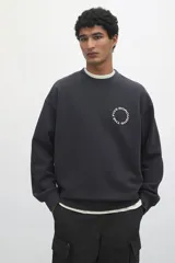 Buzo de algodón pesado color gris oscuro con efecto lavado e interior cepillado suave. Modelo con diseño estampado circular en el pecho, cuello redondo y hombros caídos. Remate acanalado en cuello, puños y bajo. Corte holgado.