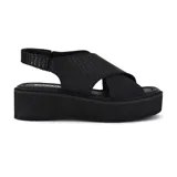 Sandalias marrones con plataforma, tiras anchas cruzadas y ajuste con hebilla al tobillo.