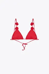 Top de bikini triangular rojo con copas extraíbles, tirantes finos y aplicación de flores en relieve.