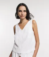 Blusa blanca sin mangas de liocel, con escote en V delantero y trasero, y breteles anchos.