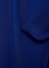 Vestido midi azul eléctrico de tejido de punto fino con cuello perkins y manga larga. Diseño entallado y evasé, sin cierre ni forro interior.