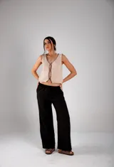 Pantalón negro de corte palazzo, con cintura elástica y confeccionado en tela simil lino.