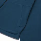 Campera polar negra de microfibra suave y ligera, con cierre completo, cuello alto, puños y cintura elásticos, y logo bordado en el pecho.