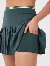 Falda blanca plisada con pretina elástica con detalles de líneas de color y calza incorporada con bolsillo. Ideal para tenis o pádel.