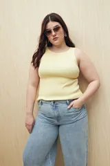 Musculosa de punto acanalado color amarillo pastel, sin mangas, con cuello redondo y corte ajustado.