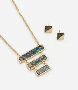 Conjunto de collar con cadena dorada y colgante triple rectangular con efecto abulón, y aros mini botón cuadrados con efecto abulón.