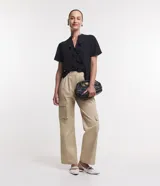 Camisa de chiffon negra con cuello en V, volado delantero y manga corta.