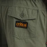 Pantalón verde militar de corte recto, con cintura elástica ajustable con cordón y bolsillos laterales.