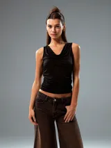 Top negro con escote off-shoulder y corte ajustado.