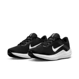 Zapatillas de running negras con detalles en blanco, diseño ligero y cómodo, ideales para entrenamiento.
