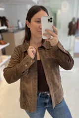 Camisa verde militar de cuero ovino italiano, hecha a mano en Uruguay. Sin forro, con broches en frente y puños, bolsillos a los costados.