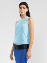 Top tejido de punto color celeste, sin mangas y de corte recto.