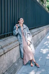 Botines con estampado de lenguas mallorquinas en color teja, con pieza de piel gris antracita en el tobillo y cordones de algodón con borlas de piel. Incluyen plantilla de piel y plantilla extra de lana intercambiable.