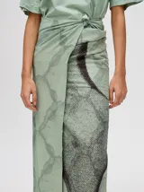 Pareo de viscosa con estampado centrado de diseño gráfico en colores sobrios.