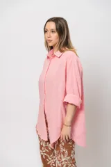 Camisa marrón de lino, corte oversize, con cuello clásico y mangas largas.
