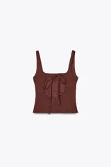 Top marrón con textura, escote cuadrado y tirantes anchos.