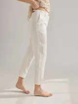 Pantalón largo de lino color crudo, de corte cigarette y tiro alto. Presenta pinzas en la parte trasera de la pierna y bolsillos laterales. Diseño exclusivo de la marca uruguaya Amula.