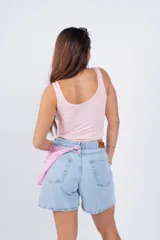 Musculosa corta color marrón con escote redondo.