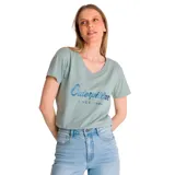 Remera blanca de algodón y poliéster reciclado, con cuello en V y logo de Caterpillar estampado en plateado en el pecho.