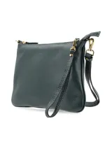 Cartera bandolera color marrón con textura símil piel de serpiente. Tiene correa larga regulable, cierre superior con cremallera y forro interior textil.