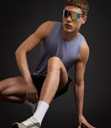 Musculosa deportiva de hombre, color celeste pálido, con cuello redondo y corte regular. Confeccionada en tejido de microfibra con tecnología Dry.