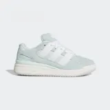 Championes Adidas Forum 2000, color celeste con detalles en blanco. Confeccionados en gamuza, nylon y malla, con cordones gruesos y las tres rayas clásicas de Adidas en los laterales.