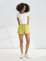 Short color verde lima, con cintura elástica y lazo ajustable.