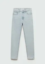 Pantalón de jean celeste claro, de corte recto, tiro alto y largo al tobillo.