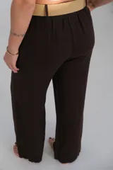 Pantalón de lino color chocolate, de corte recto y tiro medio, con cinturón de soga beige incluido.