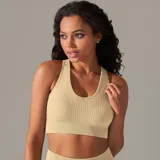 Top deportivo marrón acanalado con espalda racerback y abertura triangular.