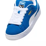 Championes Puma Suede XL, color azul con franja lateral blanca y detalles dorados.
