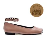 Zapato de cuero negro con pulsera al tobillo y taco bajo.