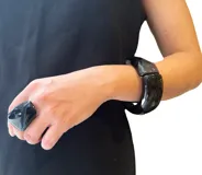 Pulsera rígida de resina azul y gris translúcido.