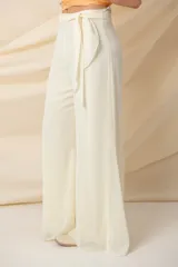 Pantalón palazzo de gasa color marrón con lazo en la cintura.