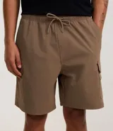 Bermuda masculina color marrón confeccionada en poliamida, con cintura elástica ajustable con cordón, sin estampa y con bolsillos cargo laterales. Marca Blue Steel.
