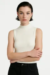 Musculosa blanca de viscosa con cuello alto y corte ajustado.
