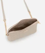 Cartera transversal pequeña color marrón con efecto tressê, cierre de cremallera y correa de cadena larga.