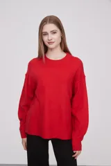 Sweater holgado de color rojo, de manga larga y diseño suelto.