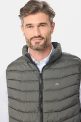 Chaleco capitoneado con capucha desmontable, ideal para capas adicionales.