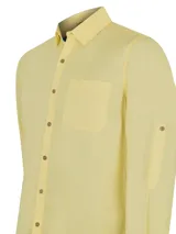Camisa casual de hombre RKF Galiton, color amarillo claro, de manga larga ajustable con botones de madera. Confeccionada en popelina 100% algodón orgánico, con bolsillo de pecho con logo bordado y protección UV 20+.
